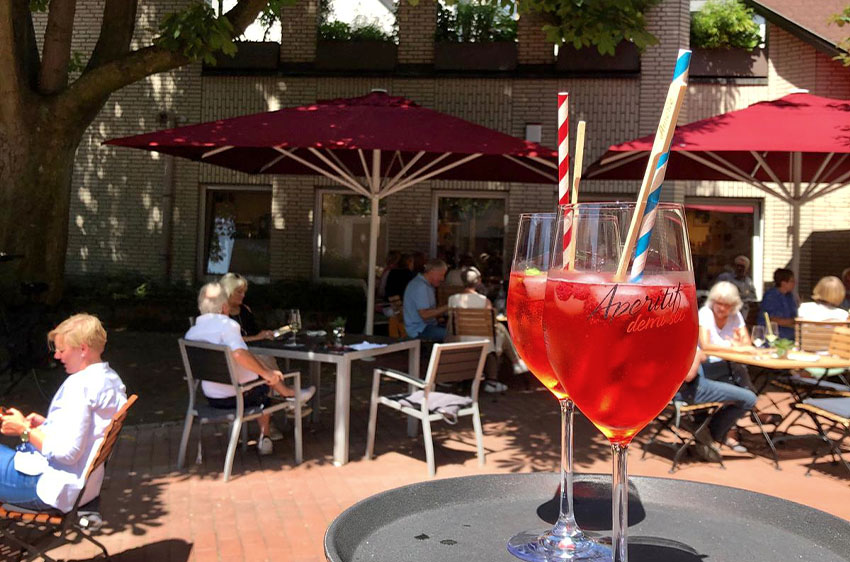 Eindrücke Bedienung auf der Terrasse mit kühlen Getränken