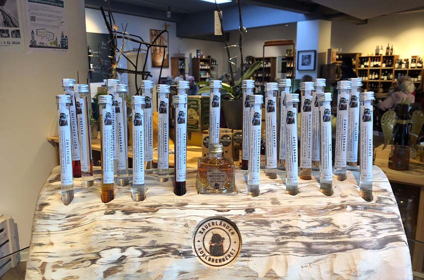 Kleine Fläschchen mit unterschiedlichen Inhalten zum Verkauf