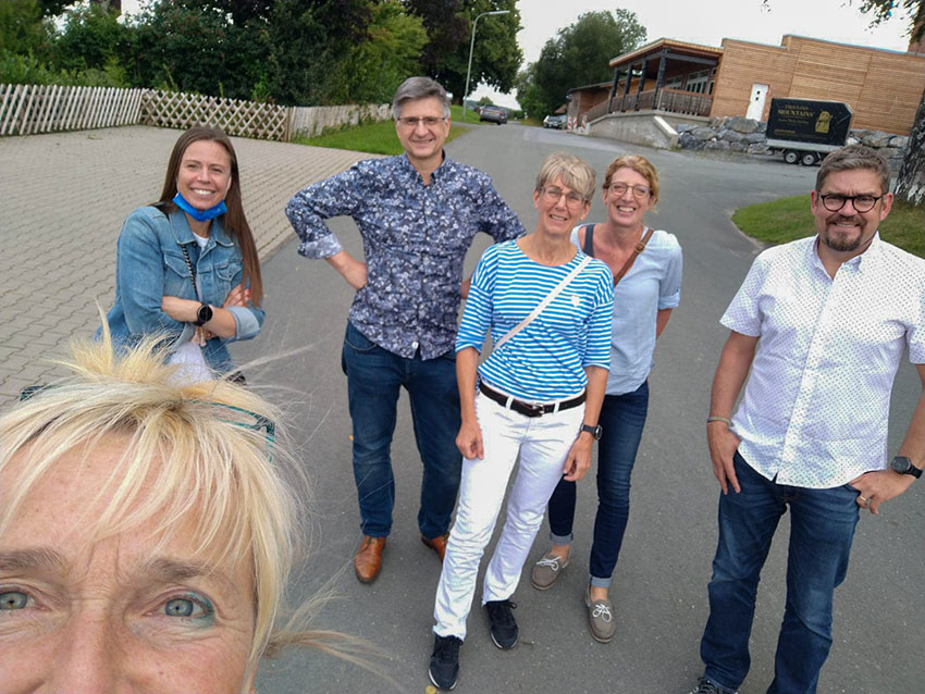 Sechs Personen in einem Gruppenbild